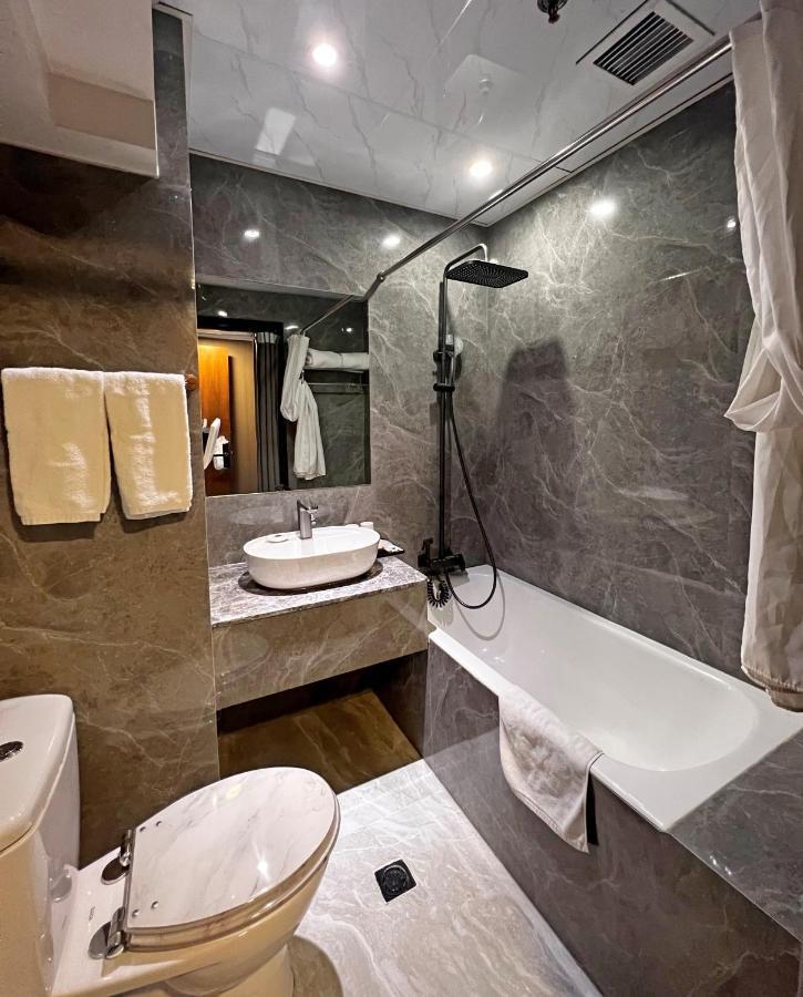 Hennessy Hotel Гонконг Экстерьер фото